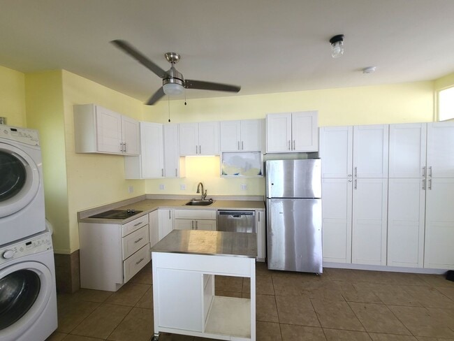 Building Photo - Open Concept studio - large, airy, AC, pri...