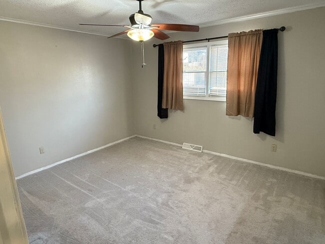 Building Photo - 4 Bedroom, 2 Bath Home for Rent