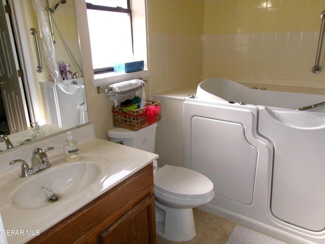 Building Photo - 3454 Broken Arrow Dr