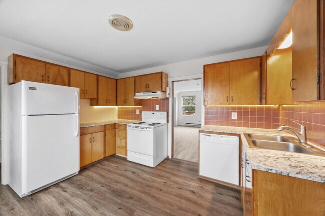 Building Photo - REMODELED Adorable upper-floor "duplex." O...