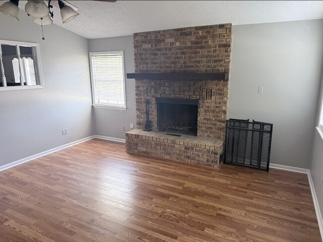 Building Photo - 107 Crystal Dr