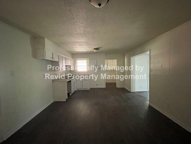 Building Photo - SECTION 8 ACCEPTED