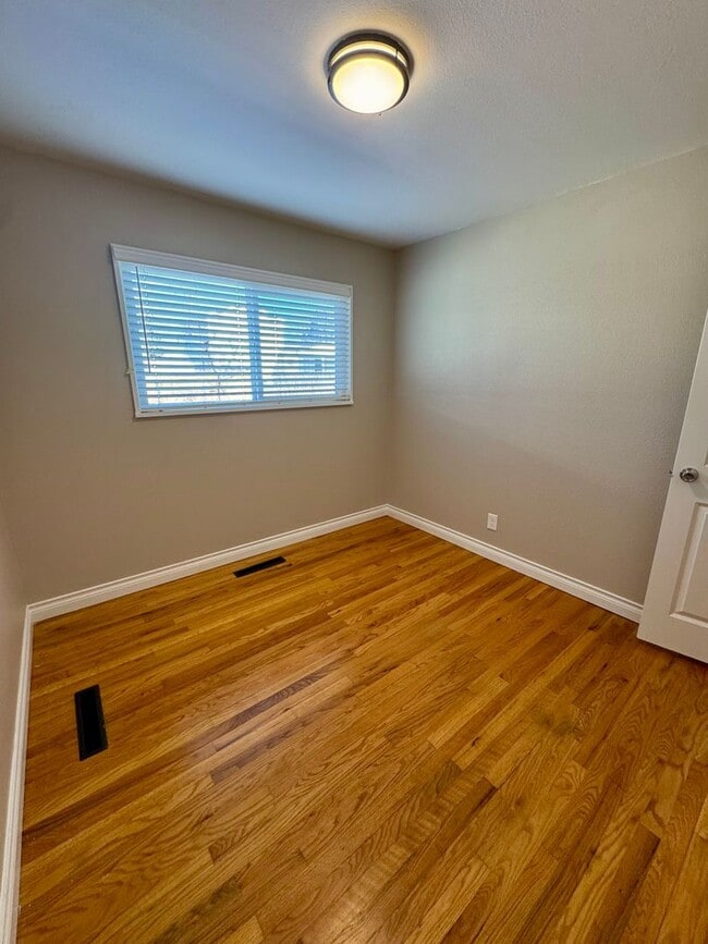 Building Photo - Charming 3 bedroom/2 bath close to UCCS