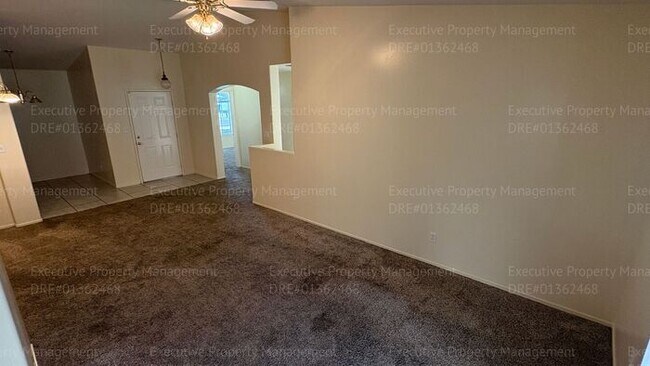Building Photo - 4 bedroom 2 bathroom split wing home in North Bakersfield