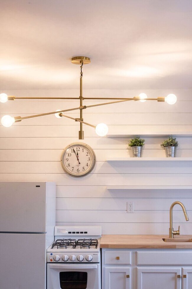 Building Photo - 220 W Chestnut St