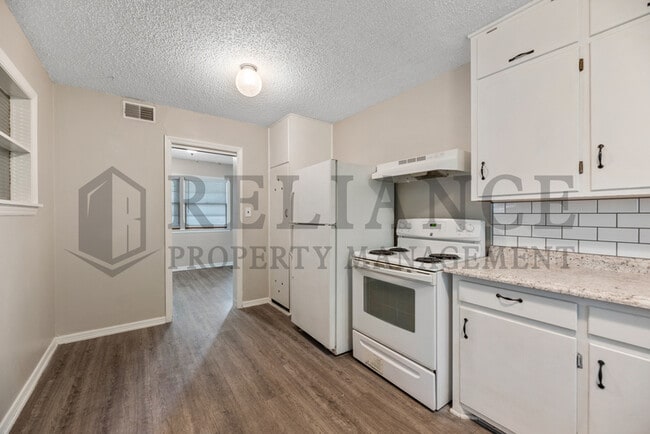 Building Photo - 607 S Christine Ave