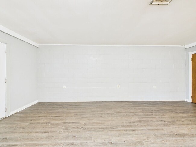 Building Photo - 321 Bellot St