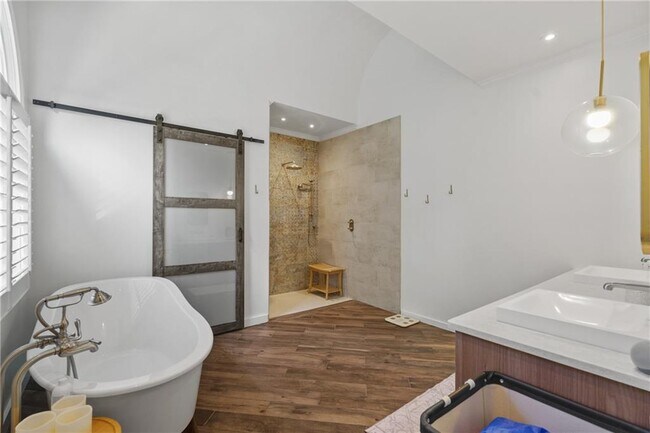 Building Photo - 455 Majestic Cove
