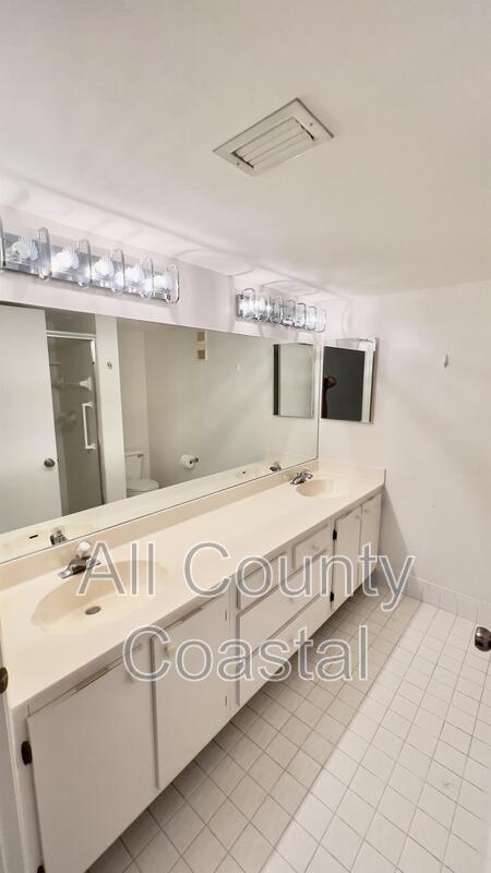 Building Photo - 6121 Pointe Regal Cir