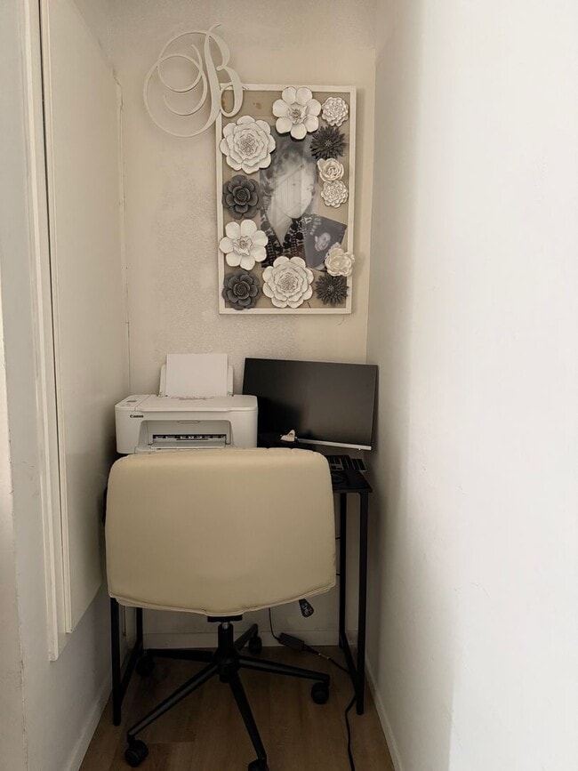 Building Photo - 4 Bed/3Bat