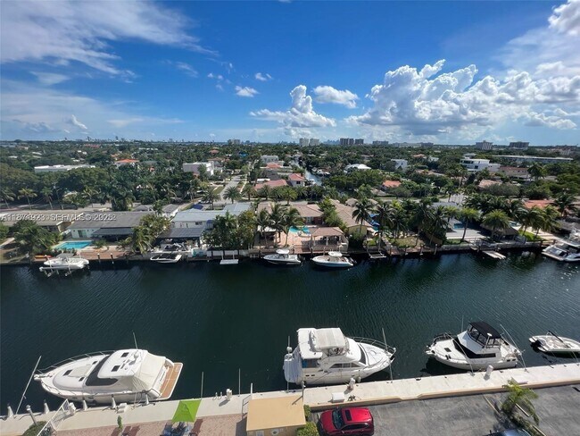 Building Photo - 2000 NE 135th St