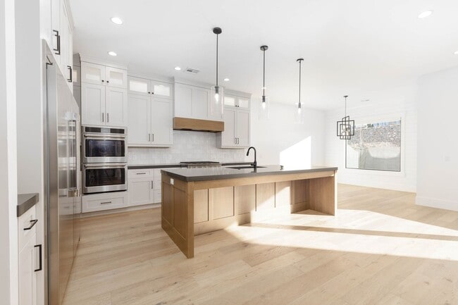 Building Photo - Gorgeous 5 bed 3.5 bath in Desert Canyons