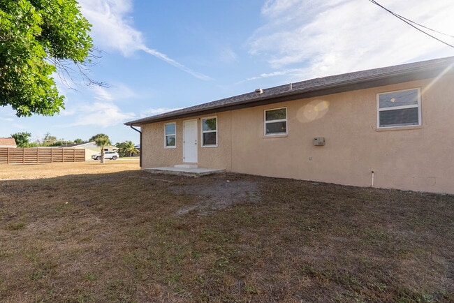 Building Photo - MOVE IN WITH ZERO DEPOSIT - UPDATED 3 BEDROOM HOME IN VENICE