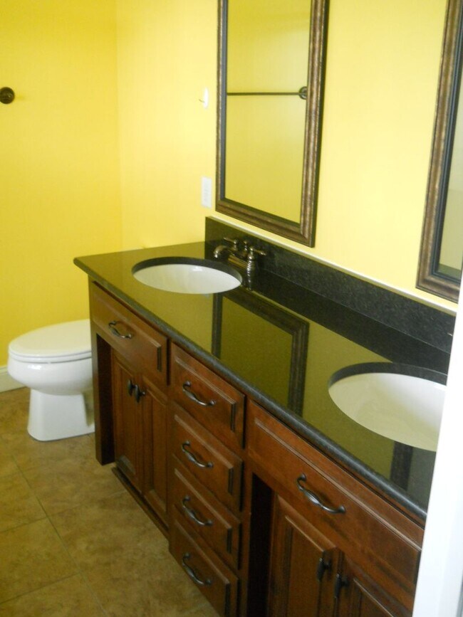 Building Photo - Glen Laurel S/D