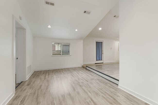 Building Photo - 121 W Woodlawn Ave