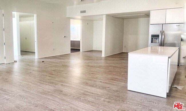 Building Photo - 1040 S Mariposa Ave