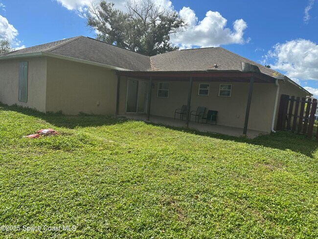 Building Photo - 930 Sable Cir SE