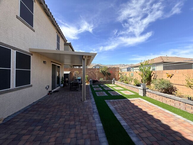 Building Photo - Gated NW community 5Bed