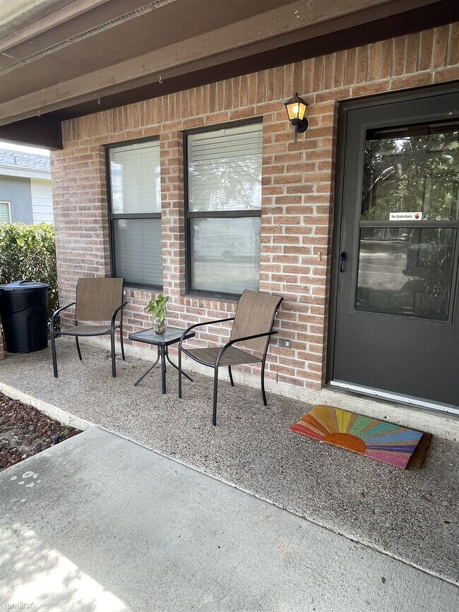 Building Photo - 2 br, 2 bath Duplex - 6251 Camelot Drive