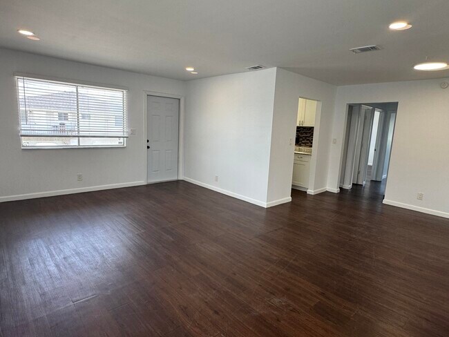 Building Photo - 206 E Tiffany Dr