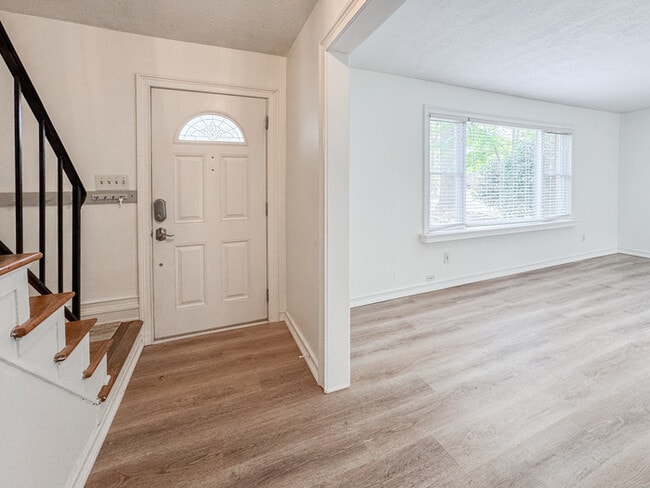 Building Photo - COME MEET YOUR NEW HOME IN KINGS GRANT!