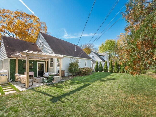 Building Photo - 2048 Jervis Rd