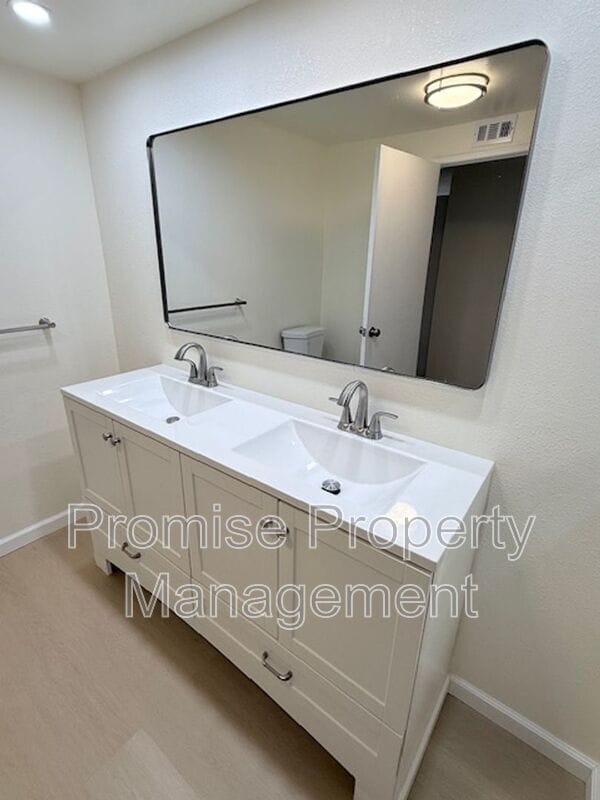 Building Photo - 1320 La Miranda Ave