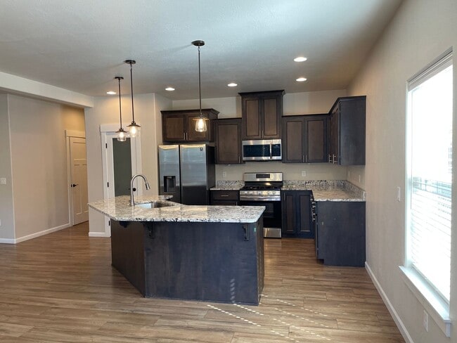 Building Photo - Gorgeous 4 Bedroom 2.5 Bath Home-A Must Se...