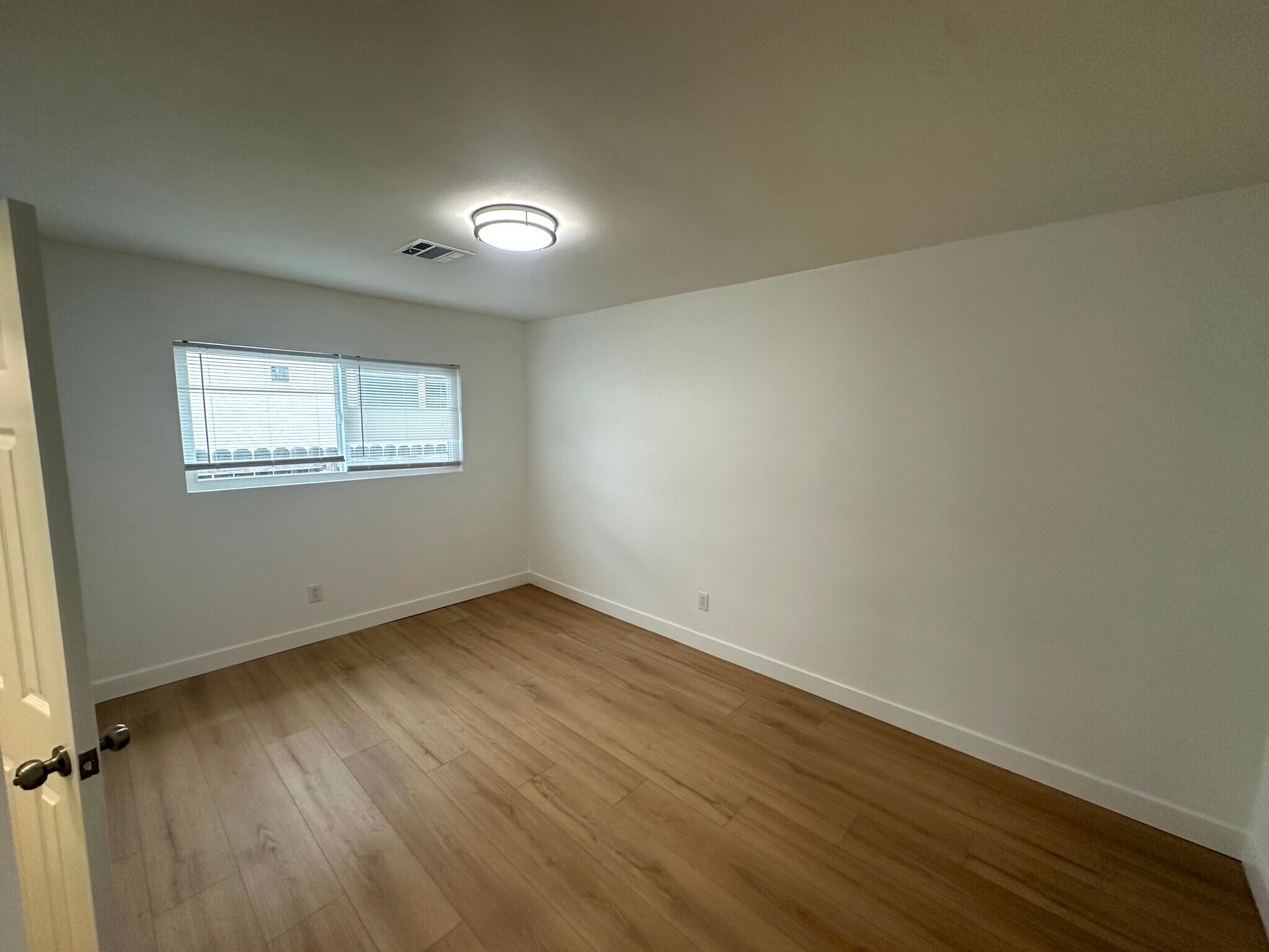 Building Photo - 836 W Olive Ave