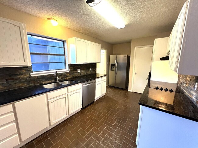 Building Photo - 8633 Knoxville Dr