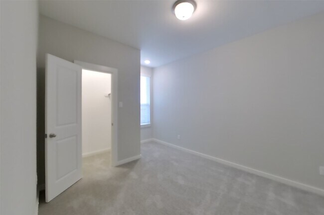 Building Photo - 23631 Gibson Frst Dr