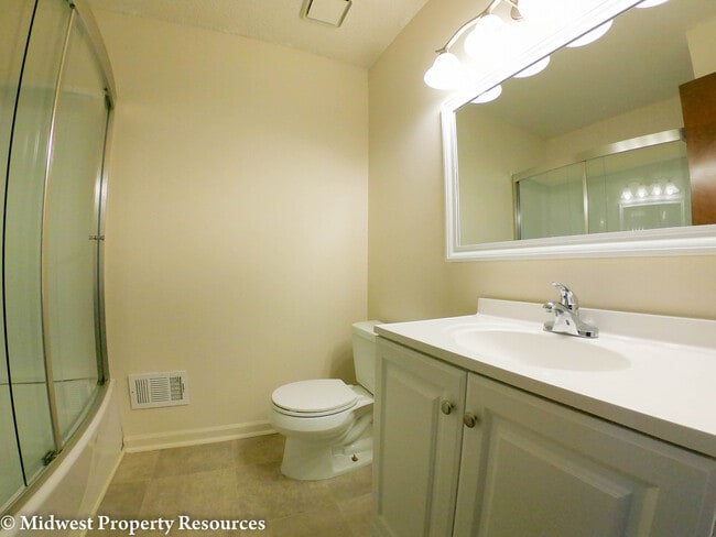 Building Photo - Clean and Fresh 3 Bedroom/2 Bath home in L...