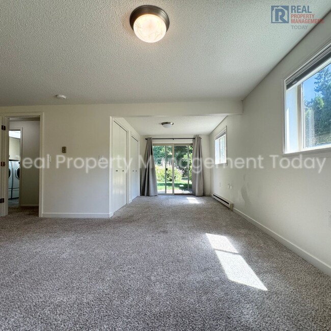 Building Photo - Charming 3 Bedroom with Huge Backyard!