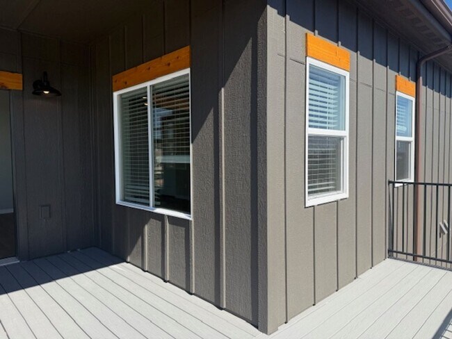 Building Photo - 1370 Howling Moon Wy