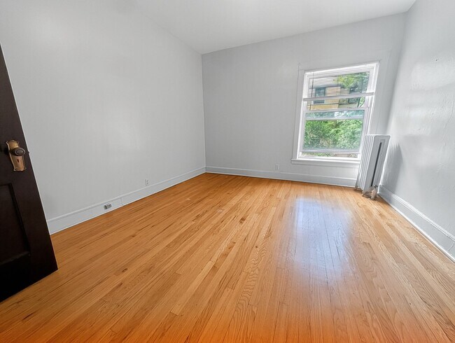 Building Photo - 1304 W Rosemont Ave