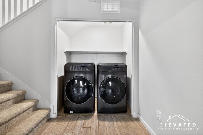 Building Photo - 611 Jade St