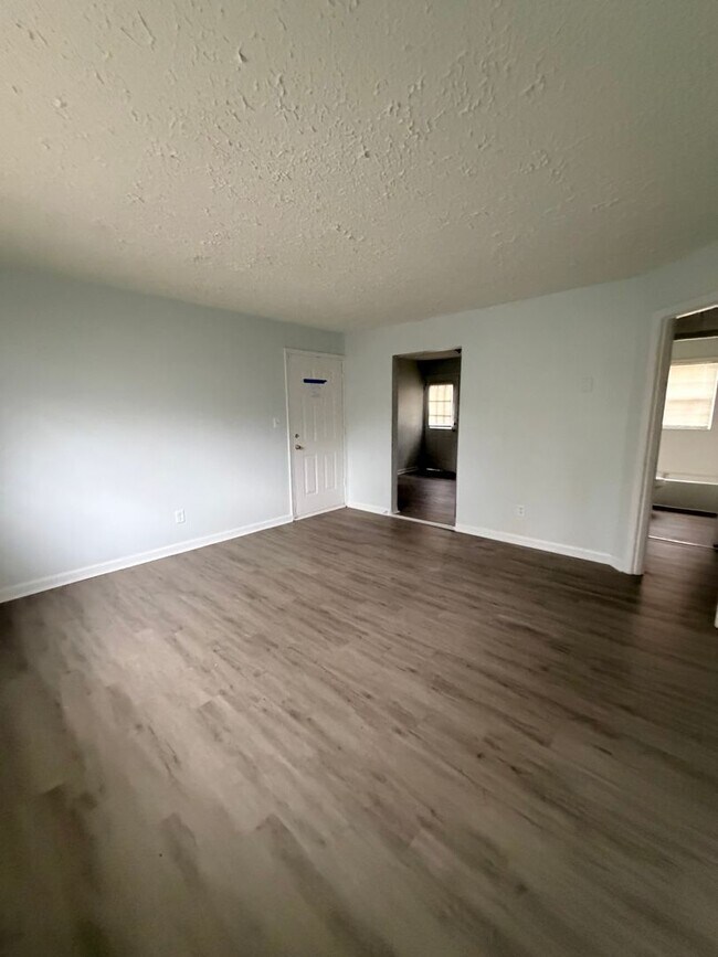 Building Photo - Dodson Courtyard Apartments Featuring Spring Move In Specials!