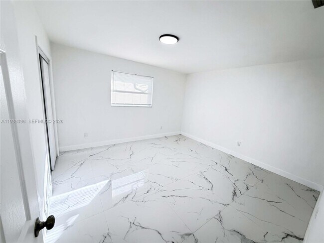 Building Photo - 133 SE 2nd Ave