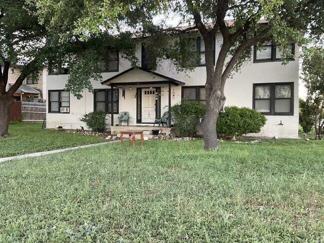 Primary Photo - One bed/One bath close to Woodlawn Lake