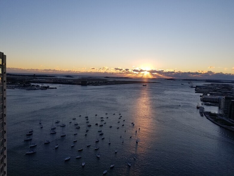 Building Photo - 65 E India Row