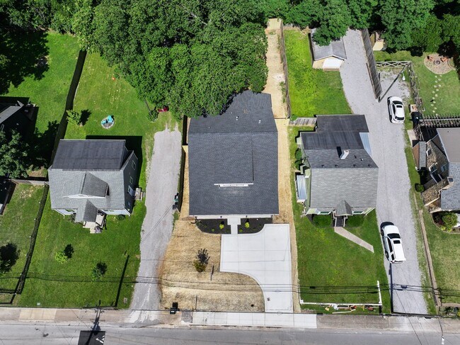 Building Photo - 1526 Jones Ave