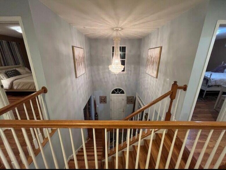 Building Photo - 1611 Kings Valley Dr