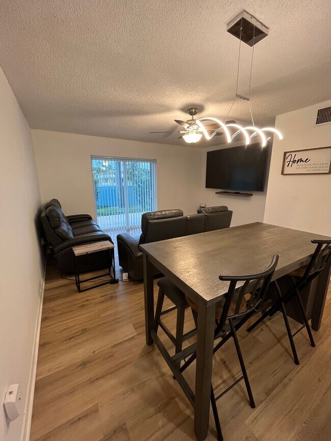 Building Photo - Newly Renovated 1/1 in Poppleton Creek--Partially furnished