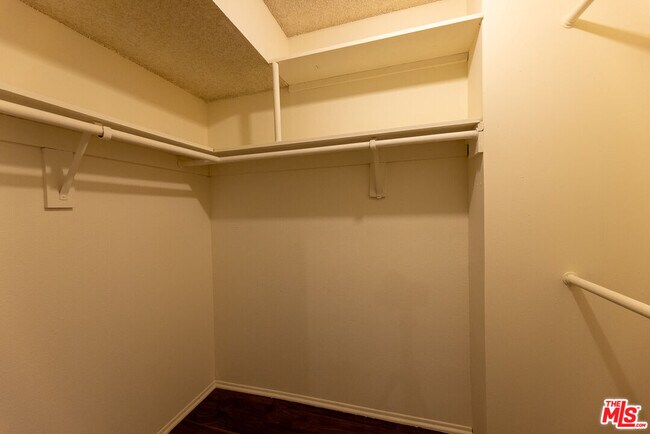 Building Photo - 5330 Zelzah Ave