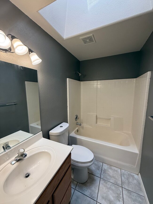 Building Photo - 3 Bedroom 2 Bathroom Home