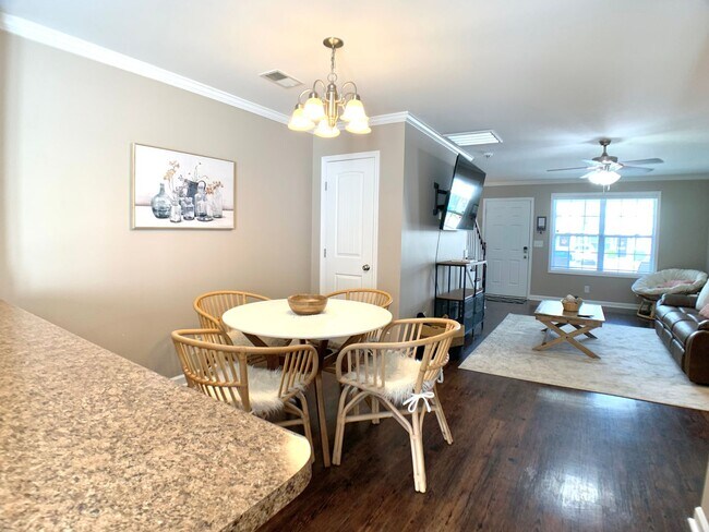 Building Photo - 308 Sam Houston Cir