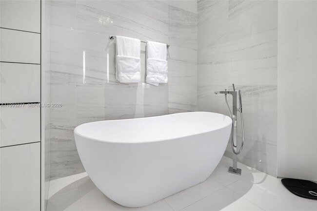 Building Photo - 100 South Pointe Dr