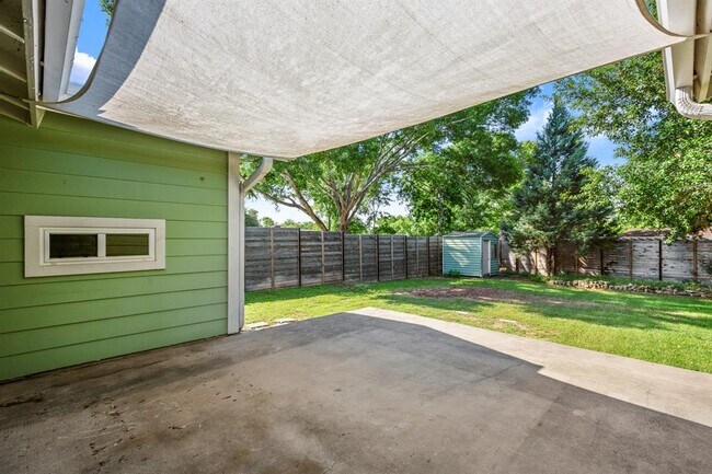Building Photo - 2401 Stone River Dr
