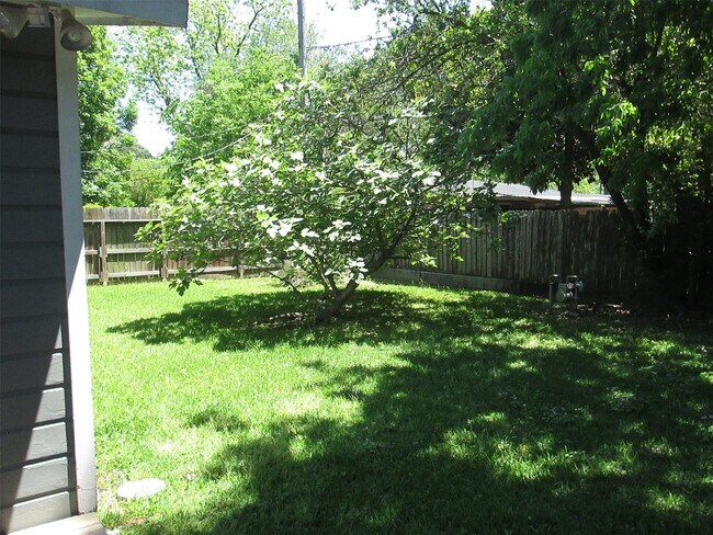 Building Photo - 2311 Bron Holly Dr