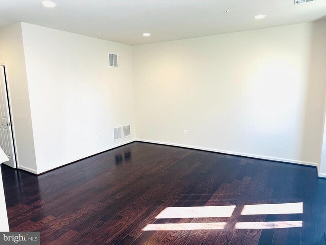 Building Photo - 13817 Byrne Park Dr